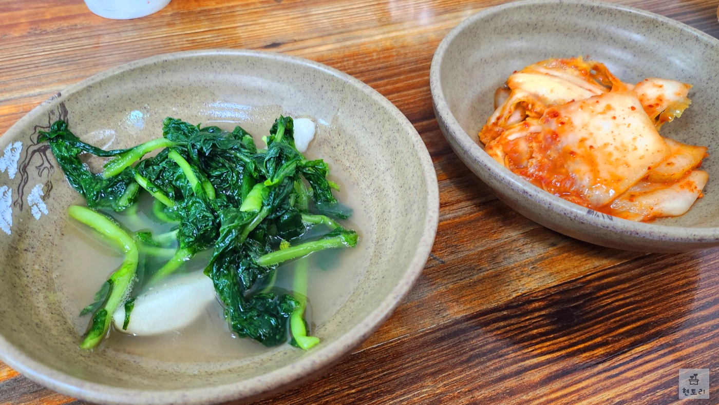 경성칼국수 기본반찬과 보리밥