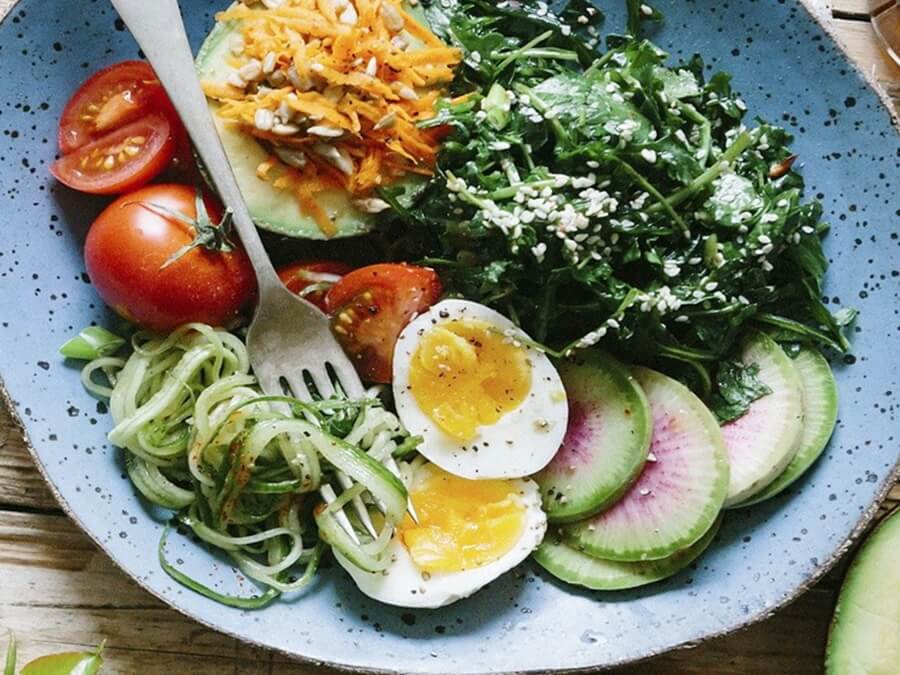 야채와-버무려진-삶은-달걀