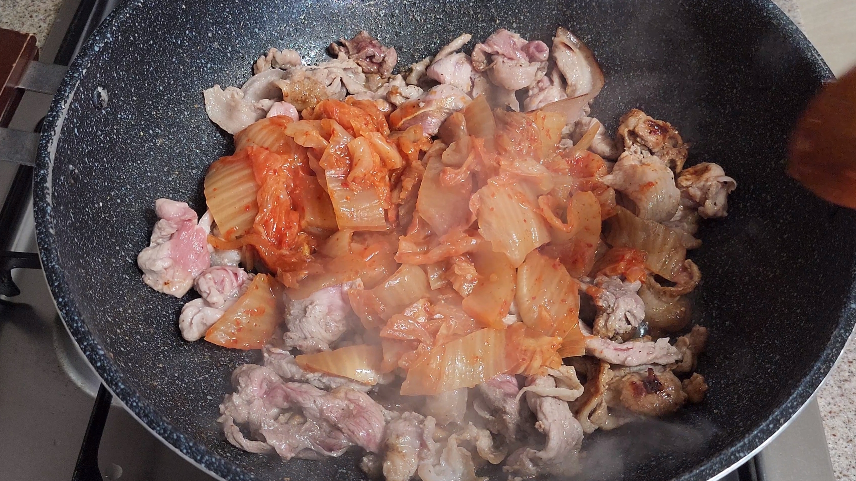 5분~7분정도-고기를-볶은-뒤-김치를-넣은-모습