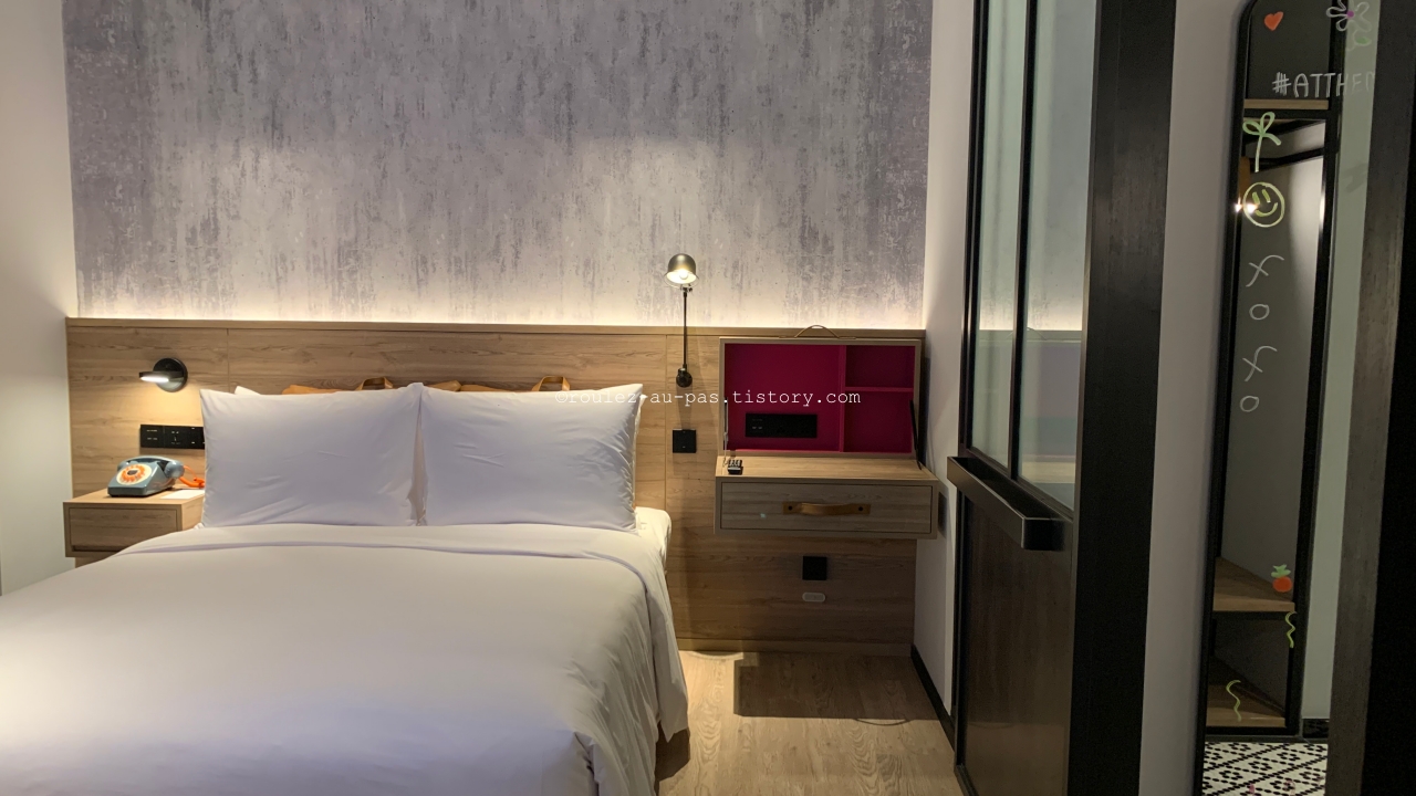 HOTEL-MOXY-BANGKOK-DELUXE ROOM-BED