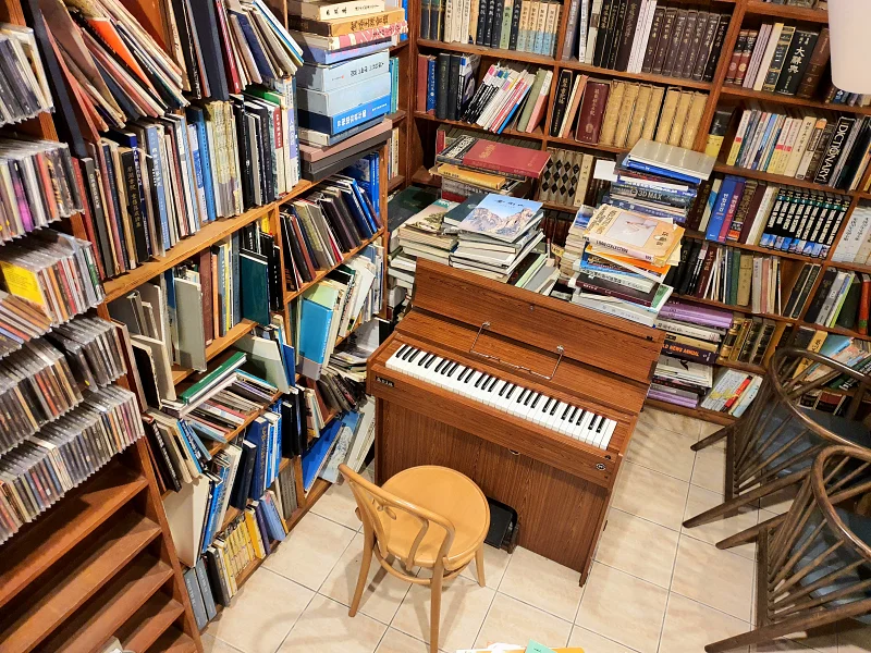 피아노와 책들