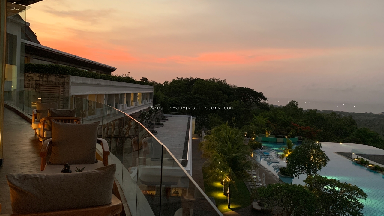 BALI-RENAISSANCE-ULUWATU-R BAR-SUNSET SKY