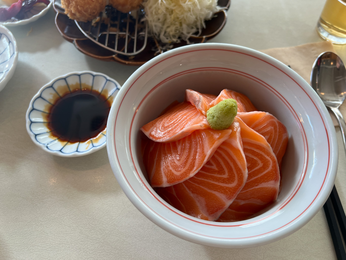 2리 식당 사케동 사진