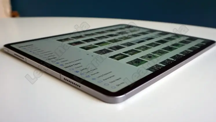iPad Pro 12.9(2022년형)를 테이블에 올려놓은 모습