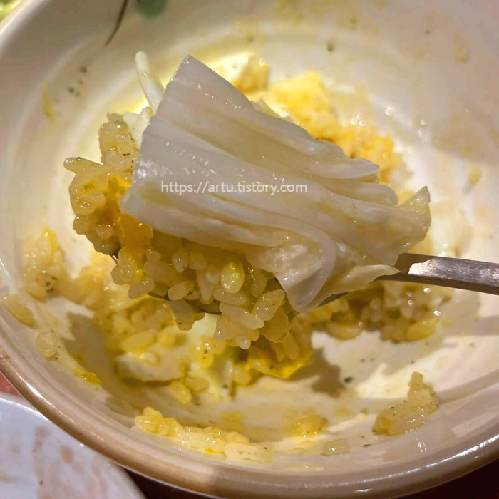 백김치 올려 먹은 간장 계란밥