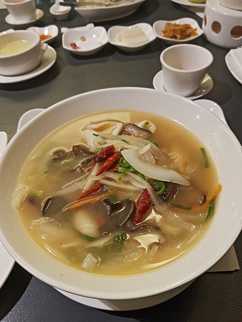 몽중헌의 새우탕면. 맑은 국물이지만 칼칼하다.