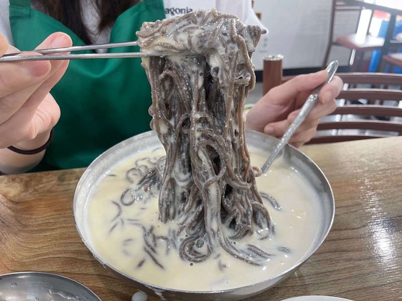탱글한-메밀면과-고소하고-시원한-콩국물의-조합
