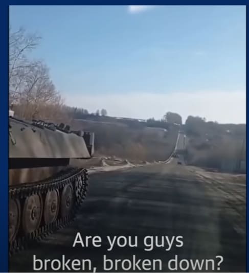 탱크 연료 소진된 러시아 군인들과 맞닥뜨린 우크라이나 시민들