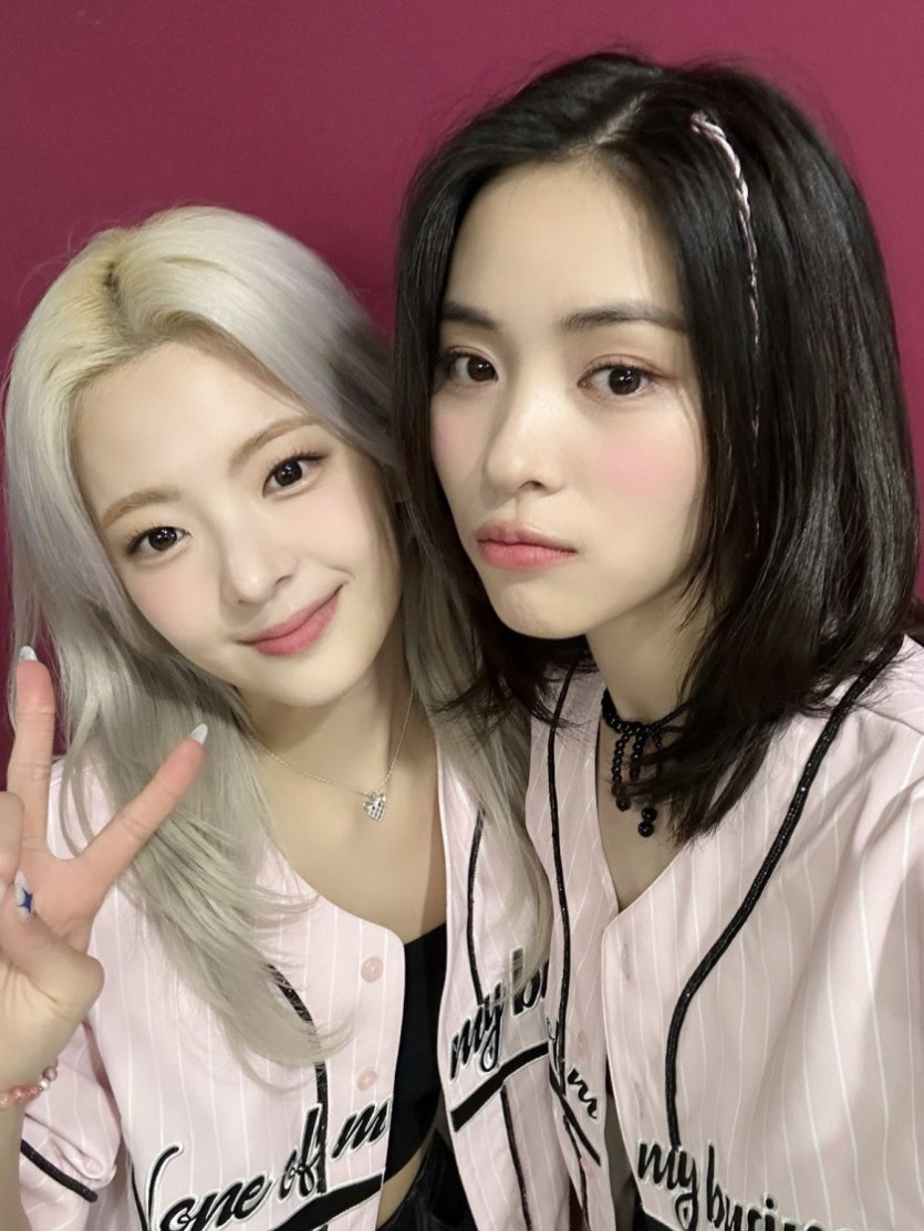  야구 유니폼 백금발 리아 무대의상 움짤 gif