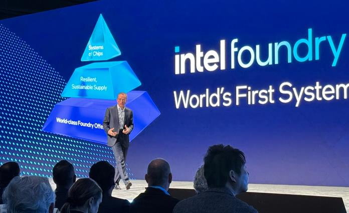 팻 겔싱어 인텔 최고경영자(CEO)가 21일(현지시간) 미국 캘리포니아주 새너제이 맥에너리 컨벤션센터에서 열린 &#39;인텔 파운드리 서비스(IFS) 다이렉트 커넥트&#39;에서 키노트를 하고 있다.