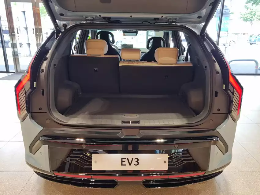 EV3 GT-라인의 트렁크를 살핀 모습입니다.