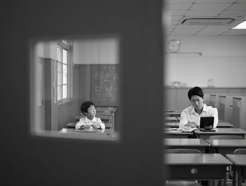 어린 시절의 흑백 사진 속 아이가 교실에서 창밖을 보며 멍하니 있고, 현재 시점의 컬러 사진 속 성인이 책상 앞에서 집중하지 못하고 머리를 긁적이는 모습이 겹쳐 보이는 이미지. ADHD 증상의 지속성을 시사.