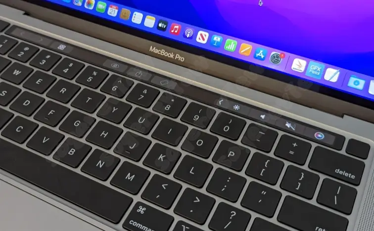 애플 맥북 프로 13인치(2022, M2) 키보드와 터치 바