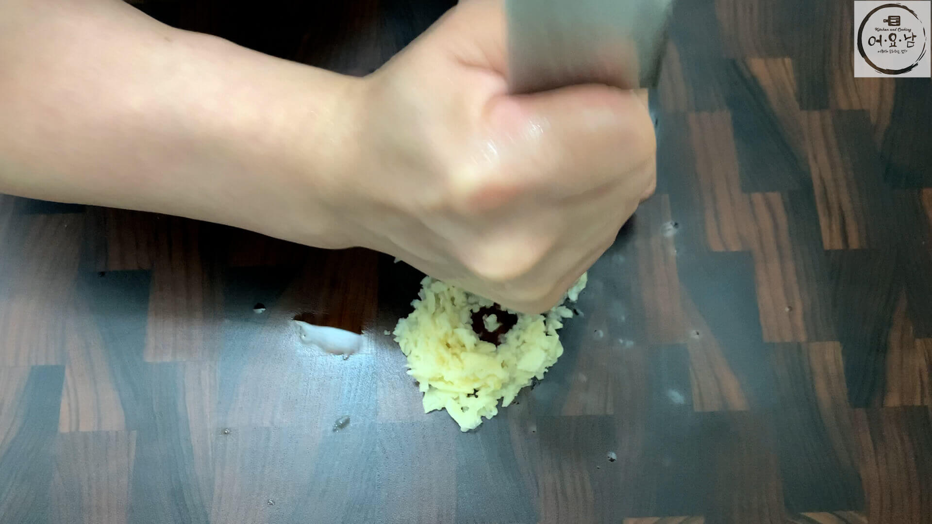 아귀찜_재료준비_마늘다지기