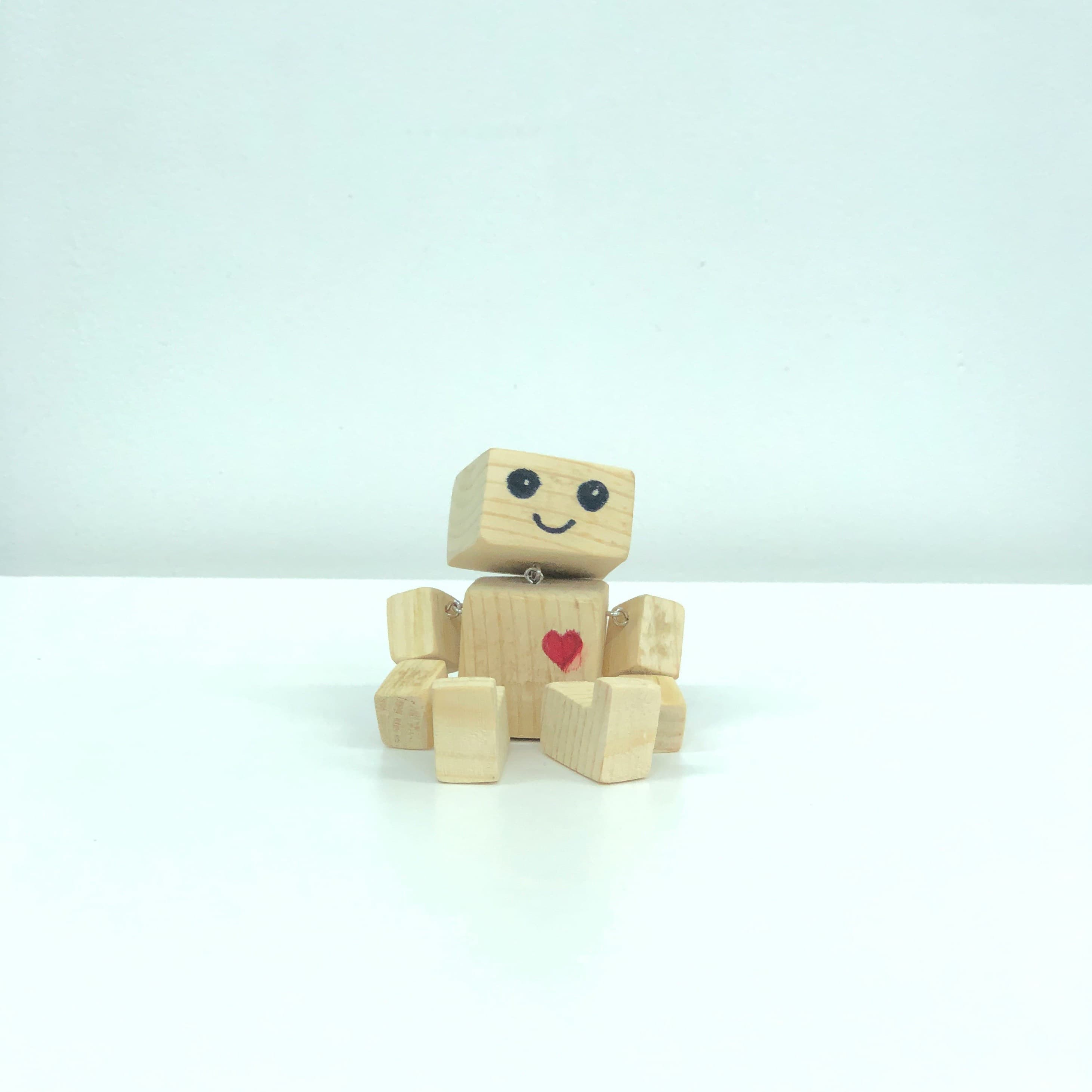 인공지능(AI)과 로봇 기술이 급격히 발전하면서 많은 직업이 자동화되고, 사람을 대체하는 사례가 늘어나고 있다. 특히 제조업, 물류, 고객 서비스, 의료, 법률 등 다양한 분야에서 로봇과 AI가 인간의 역할을 대신 수행하며 효율성을 극대화하고 비용을 절감하는 방향으로 산업이 변화하고 있다.

그러나 로봇이 인간의 역할을 대체하면서 발생하는 윤리적, 법적 문제에 대한 논의도 활발히 이루어지고 있다. 로봇이 인간의 노동력을 완전히 대체할 경우 실업률 증가, 법적 책임 문제, AI 윤리 문제, 인간의 존엄성 침해 등 다양한 이슈가 발생할 가능성이 크다.

이번 글에서는 로봇이 사람을 대체하면서 발생할 수 있는 도덕적, 법적 문제점을 다섯 가지 주요 주제를 통해 심층 분석해 보겠다.

1. 일자리 감소와 실업률 증가: 로봇이 인간의 노동을 대체할 때
로봇과 AI가 사람의 노동을 대체하면서 가장 먼저 발생하는 문제는 실업률 증가이다.

1) 자동화로 인해 사라지는 직업들
제조업, 물류, 서비스업 등 단순 반복 업무를 수행하는 직종이 가장 먼저 로봇으로 대체되고 있다.
예를 들어, 자동차 공장에서는 로봇이 조립, 용접, 도색 등의 작업을 수행하고 있으며, 물류 창고에서는 자율주행 로봇이 제품을 운반하고 분류하는 역할을 한다.
또한 패스트푸드점에서는 자동 주문 시스템과 AI 조리 로봇이 도입되면서 기존의 아르바이트 인력들이 설 자리를 잃고 있다.
2) 고급 직종도 로봇과 AI에 의해 대체 가능
AI는 단순 노동뿐만 아니라 법률, 의료, 금융, 언론 등의 고급 직종에서도 인간의 역할을 점차 대체하고 있다.
예를 들어, AI 변호사는 수많은 판례를 분석하고 법적 조언을 제공하며, AI 기자는 뉴스를 자동으로 작성할 수 있다.
또한 AI 의사는 환자의 증상을 분석하고 진단을 내릴 수 있으며, 원격 의료 시스템을 통해 상담 서비스까지 제공할 수 있다.
3) 실업 문제 해결을 위한 정책적 대응 필요
정부와 기업은 로봇 자동화로 인해 발생하는 실업 문제를 해결할 방법을 고민해야 한다.
기본소득제 도입, 새로운 일자리 창출, 직업 재교육 프로그램 확대 등 사회적 안전망을 마련하는 것이 중요하다.
로봇이 효율성과 생산성을 높일 수 있지만, 대규모 실업 문제를 초래할 가능성이 높아 이에 대한 정책적 대응이 필수적이다.

2. 로봇과 인간의 법적 책임 문제: 사고 발생 시 누구의 책임인가?
로봇이 인간의 업무를 수행하면서 사고가 발생할 경우 법적 책임을 누구에게 물어야 하는지에 대한 논란이 커지고 있다.

1) 자율주행차 사고 사례에서 나타난 법적 문제
자율주행차가 사고를 일으켰을 때, 운전자, 자동차 제조사, AI 개발자 중 누가 법적 책임을 져야 하는지 명확하지 않다.
예를 들어, 2018년 우버(Uber)의 자율주행차가 보행자를 치어 사망한 사건에서, 운전자는 핸들을 잡고 있지 않았으며, 차량 AI의 결함이 사고 원인이었음에도 법적 책임이 모호했다.
2) AI가 잘못된 판단을 했을 때 책임은 누구에게?
AI 의료 시스템이 잘못된 진단을 내리거나, 금융 AI가 잘못된 투자 결정을 내린다면, 그 피해에 대한 책임은 누구에게 있는가?
현재 법적으로 AI는 법적 주체가 아니기 때문에, AI가 내린 결정에 대한 책임을 개발자, 소유자, 기업 중 누구에게 물어야 하는지에 대한 법적 기준이 명확하지 않다.
3) 새로운 법률과 규제 필요
AI와 로봇이 사고를 일으켰을 때 책임 소재를 명확히 하기 위한 법률과 규제 마련이 필요하다.
‘전자 인격(Electronic Personhood)’ 개념을 도입하여 AI에게 법적 책임을 부여할 것인지, 아니면 기업이 전적으로 책임을 져야 할 것인지에 대한 논의가 필요하다.
이처럼 로봇과 AI가 인간의 역할을 대체할 경우, 법적 책임 문제를 명확히 하기 위한 새로운 법률과 규제가 필수적이다.

3. AI 윤리 문제: 로봇이 인간의 존엄성을 침해할 가능성
로봇과 AI가 사람을 대체하면서 인간의 존엄성을 침해할 가능성도 커지고 있다.

1) AI의 편향성과 차별 문제
AI는 기존의 데이터와 알고리즘을 바탕으로 학습하기 때문에, 인종·성별·사회적 편견을 반영할 가능성이 있다.
예를 들어, AI 채용 시스템이 특정 인종이나 성별을 차별하는 결과를 낸 사례가 있다.
2) 감정 인식 AI의 윤리적 문제
감정 인식 기술을 가진 로봇이 사용자의 감정을 조작하거나 악용할 가능성이 있다.
예를 들어, AI가 소비자의 감정을 분석하여 불필요한 소비를 유도한다면, 이는 윤리적인 문제가 될 수 있다.
3) 인간의 역할이 축소될 가능성
로봇이 모든 업무를 수행할 경우, 인간은 의미 있는 노동을 할 기회를 잃고 자아실현이 어려워질 수 있다.
특히 예술, 창작, 상담 등 인간의 감정이 중요한 분야까지 AI가 대체할 경우, 인간의 역할이 크게 축소될 가능성이 있다.
AI와 로봇이 사람을 대체하면서 인간의 존엄성과 자율성을 보장할 수 있는 윤리적 기준 마련이 필요하다.

4. 로봇과 인간의 공존을 위한 법적·윤리적 가이드라인 필요
1) 로봇의 역할과 한계를 정하는 법률 마련
로봇이 어디까지 인간을 대체할 수 있는지, 법적으로 명확한 가이드라인을 설정하는 것이 필요하다.
2) 로봇과 인간이 협력할 수 있는 시스템 구축
로봇이 완전히 인간을 대체하는 것이 아니라, 보조 역할을 하며 인간과 협력하는 방향으로 발전하는 것이 이상적이다.
3) AI와 로봇 사용 윤리 강령 도입
AI의 책임성과 투명성을 보장할 수 있는 윤리 강령을 도입하여, 로봇이 인간의 존엄성을 침해하지 않도록 해야 한다.
5. 맺음말: 로봇이 인간을 대체하는 시대, 문제 해결이 필요하다
로봇과 AI가 사람을 대체하면서 실업률 증가, 법적 책임 문제, 윤리적 문제 등이 심각한 사회적 이슈로 떠오르고 있다.
로봇이 인간을 완전히 대체하는 것이 아닌, 인간과 협력하는 방향으로 발전할 필요가 있다.
이에 따라 법률적·윤리적 규제 마련이 필수적이며, AI와 로봇 기술이 인간 중심적으로 활용될 수 있도록 지속적인 논의가 필요하다.
궁극적으로, 인간과 로봇이 조화를 이루며 공존할 수 있는 방향으로 기술 발전이 이루어져야 할 것이다.