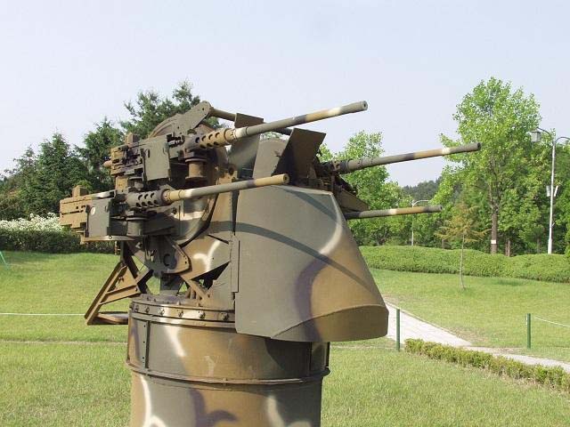 안보 관련 공원에 전시되어 있는 퇴역 M45D 대공포 모델