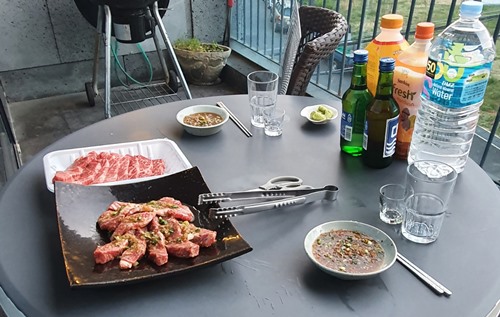 테라스 테이블에 놓여진 고기 및 음료