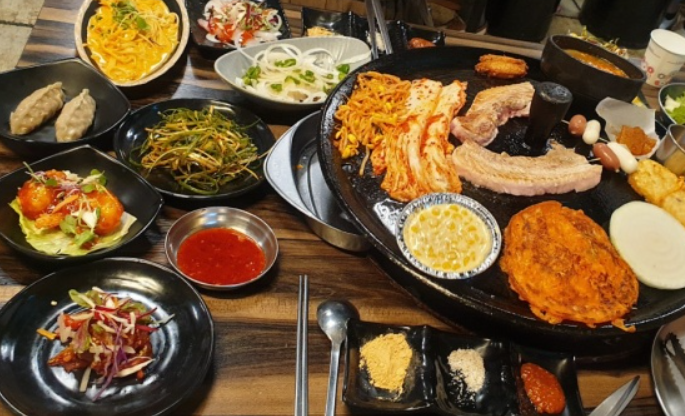  생생정보 청춘시대 16첩 삼겹살 한 상 한상가득왕솥뚜껑 가격 메뉴 위치 장소 어디 청춘시대 삼겹살