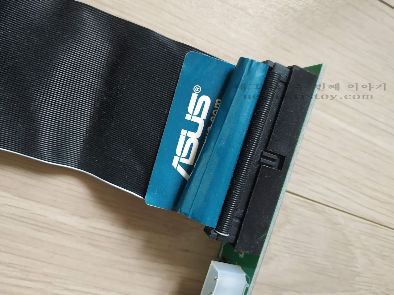 SATA 컨버터에 ASUS IDE 케이블을 연결하고.