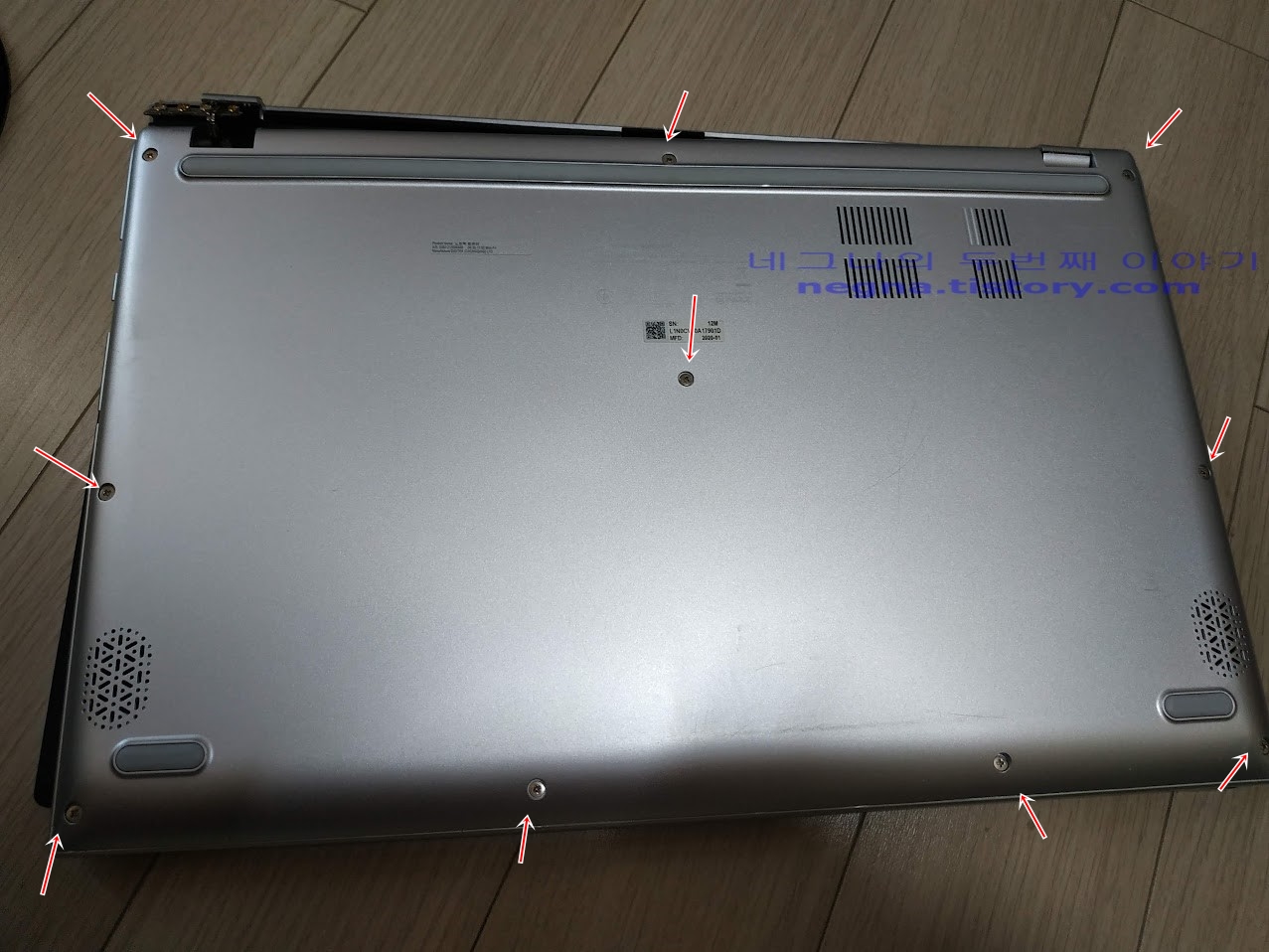 ASUS 비보북 15 R564D 노트북. 분해를 위한 나사위치.