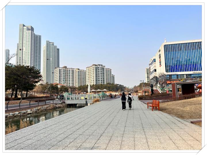 커널웨이를 걷고 있다