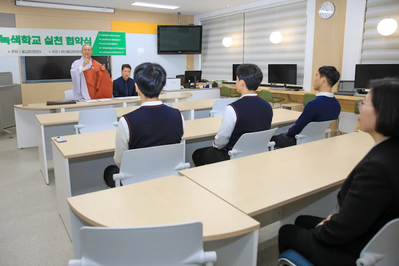 부산불교환경연대 상임대표 안도스님이 환경운동의 의미를 강조하고 있다