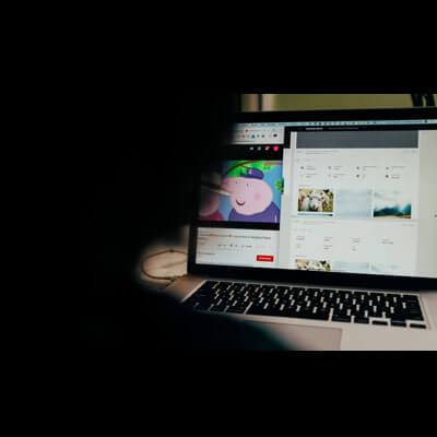 동영상을 편집하는 사람