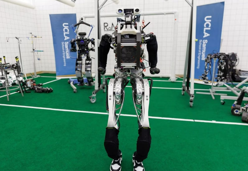 축구 교체 멤버 로봇으로 대체 가능? ARTEMIS&#44; a soccer-playing humanoid robot&#44; is ready for the pitch
