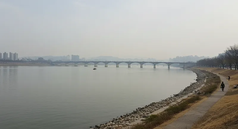 미세먼지로 흐릿한 도심 강가