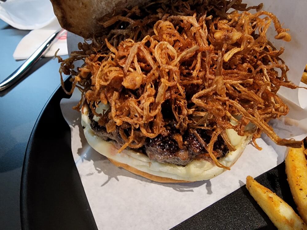 갈색빛이 나는 팽이 버섯을 확대해서 잡은 컷.