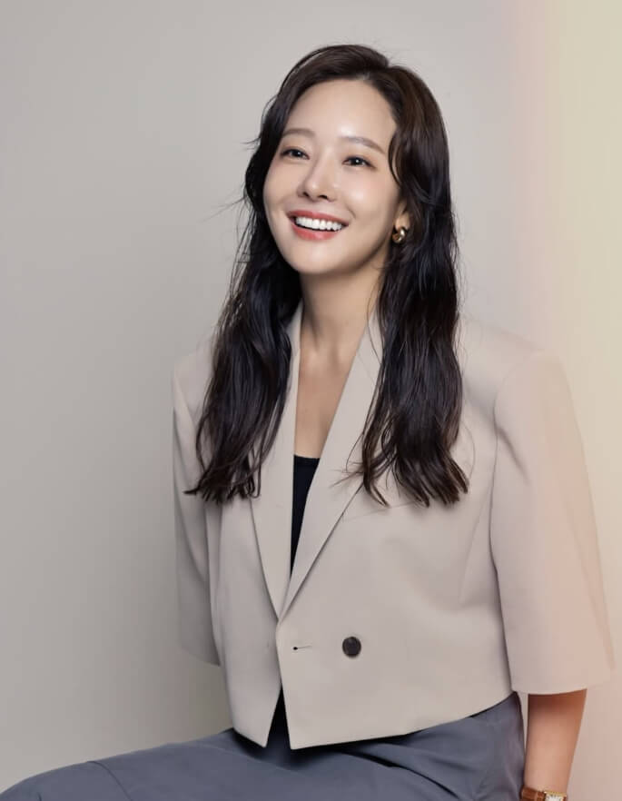 미소짓고있는-긴머리여성의모습