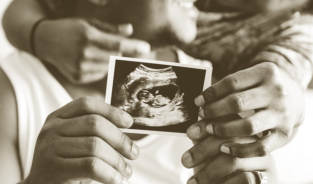 부부가 태아의 초음파사진을 들고있는 모습