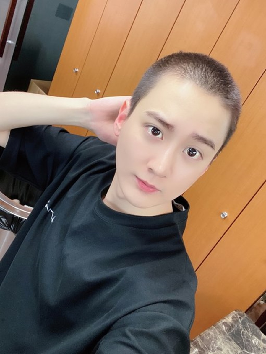  틴탑 천지, 어색해진 짧은 머리로 '입대 인사'