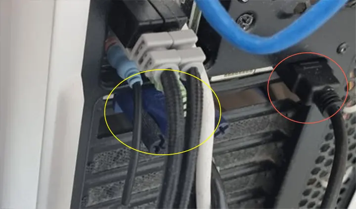 연결된 케이블이 2개인 모습