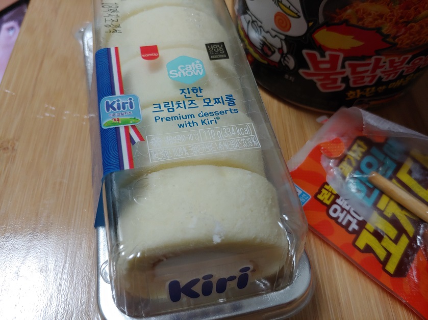 플라스틱-포장-용기-안의-하얀-크림빵