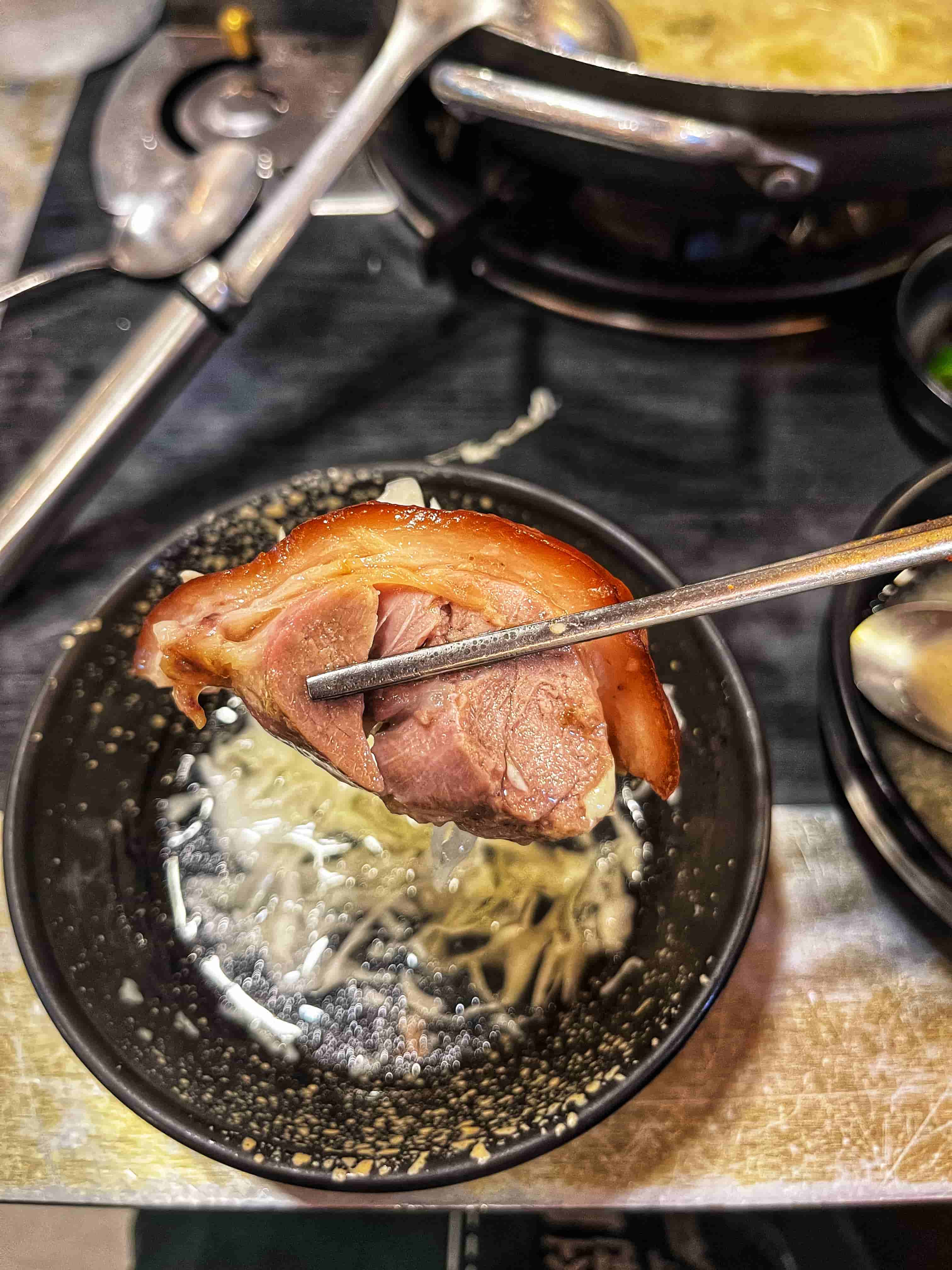 오향족발을 마늘소스에 담궈 놓은 양배추랑 함께 먹는 사진