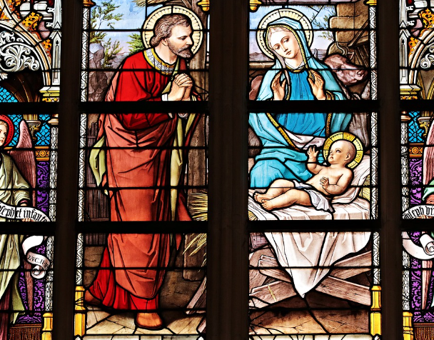 성모 마리아와 아기 예수와 예수 님의 아버지를 유리에 그린 그림