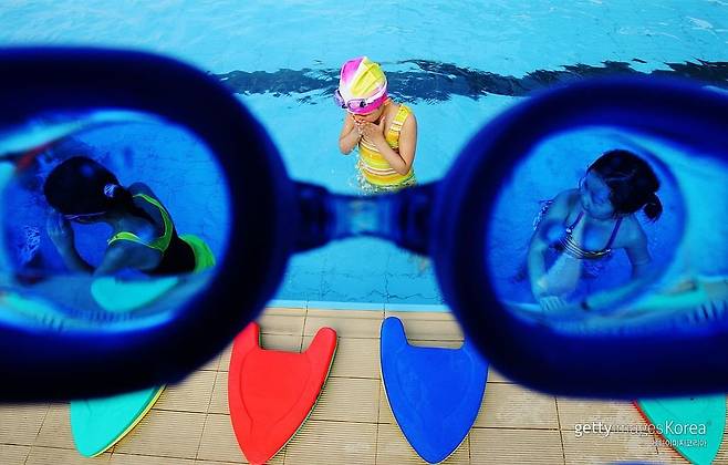 올 여름, 안전한 물놀이를 위한 수영복 색상 선택 가이드