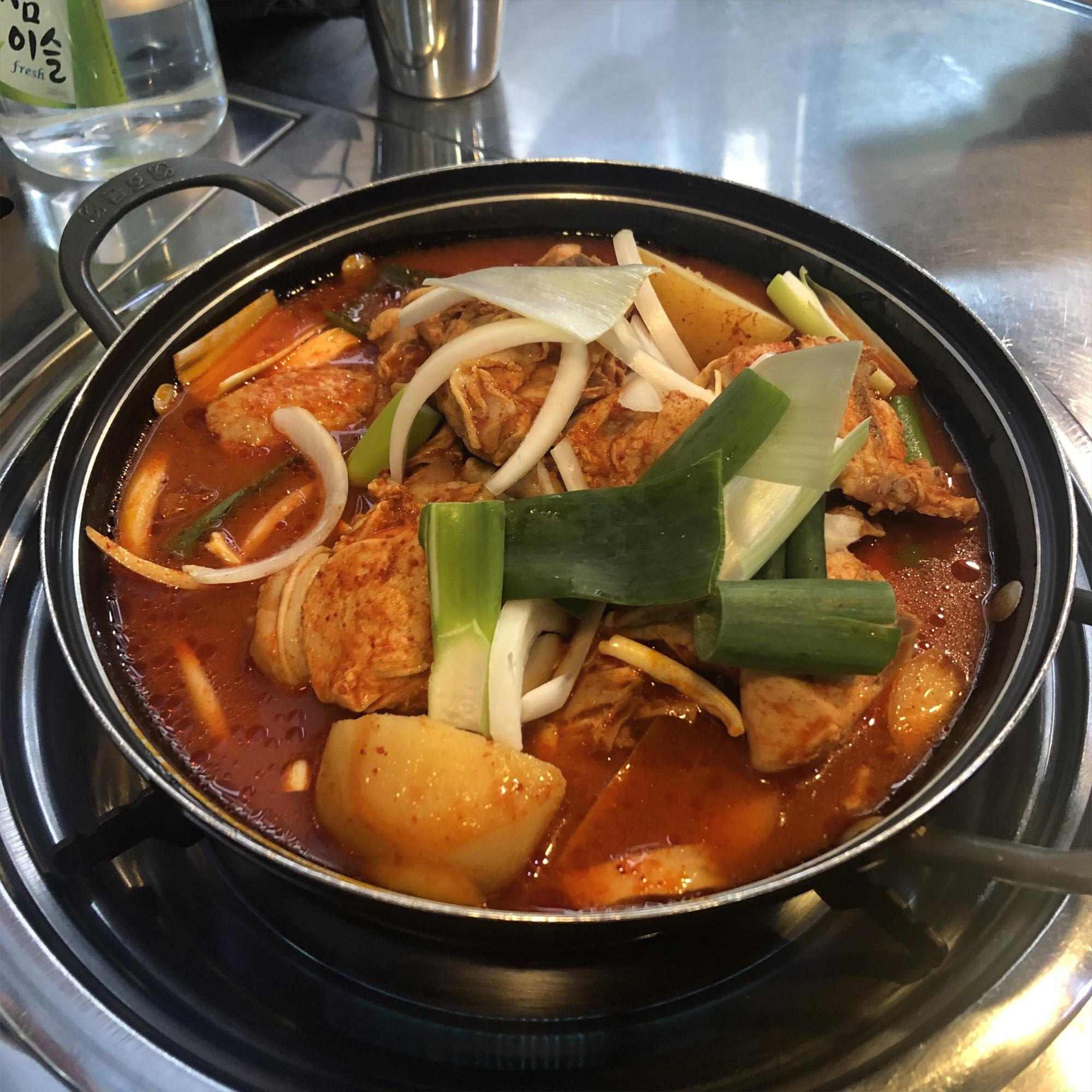  살이 부드러운 닭볶음탕이 맛있는 정정아식당