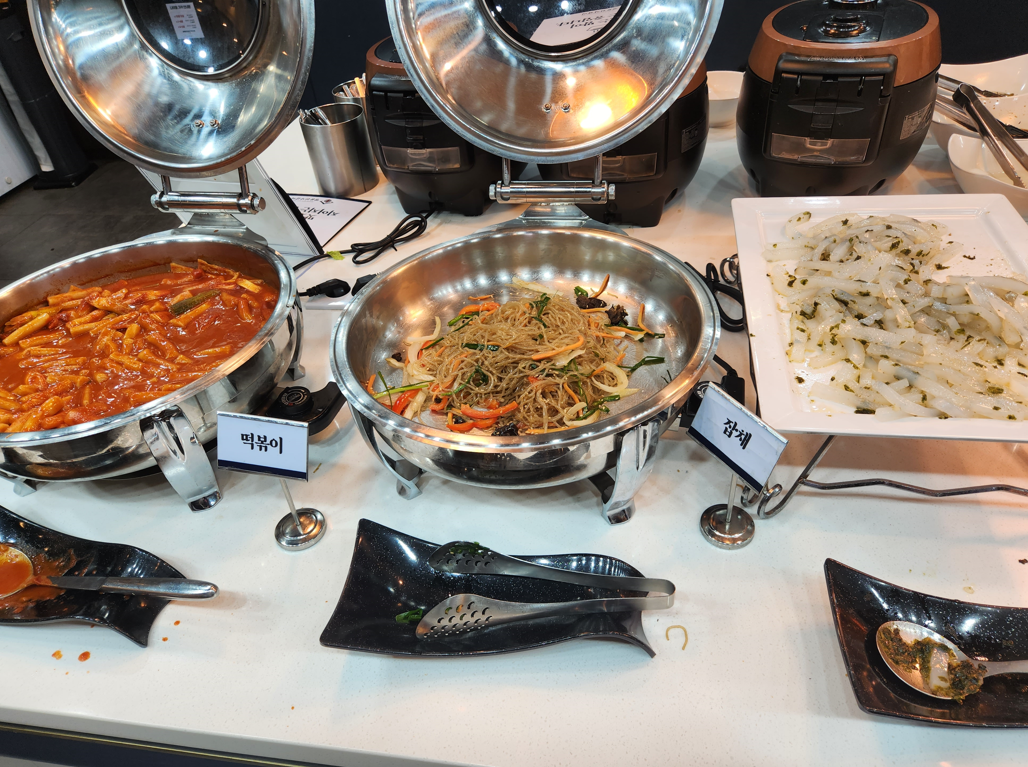 명륜진사갈비 셀프바 코너&amp;#44; 떡볶이 잡채 청포묵