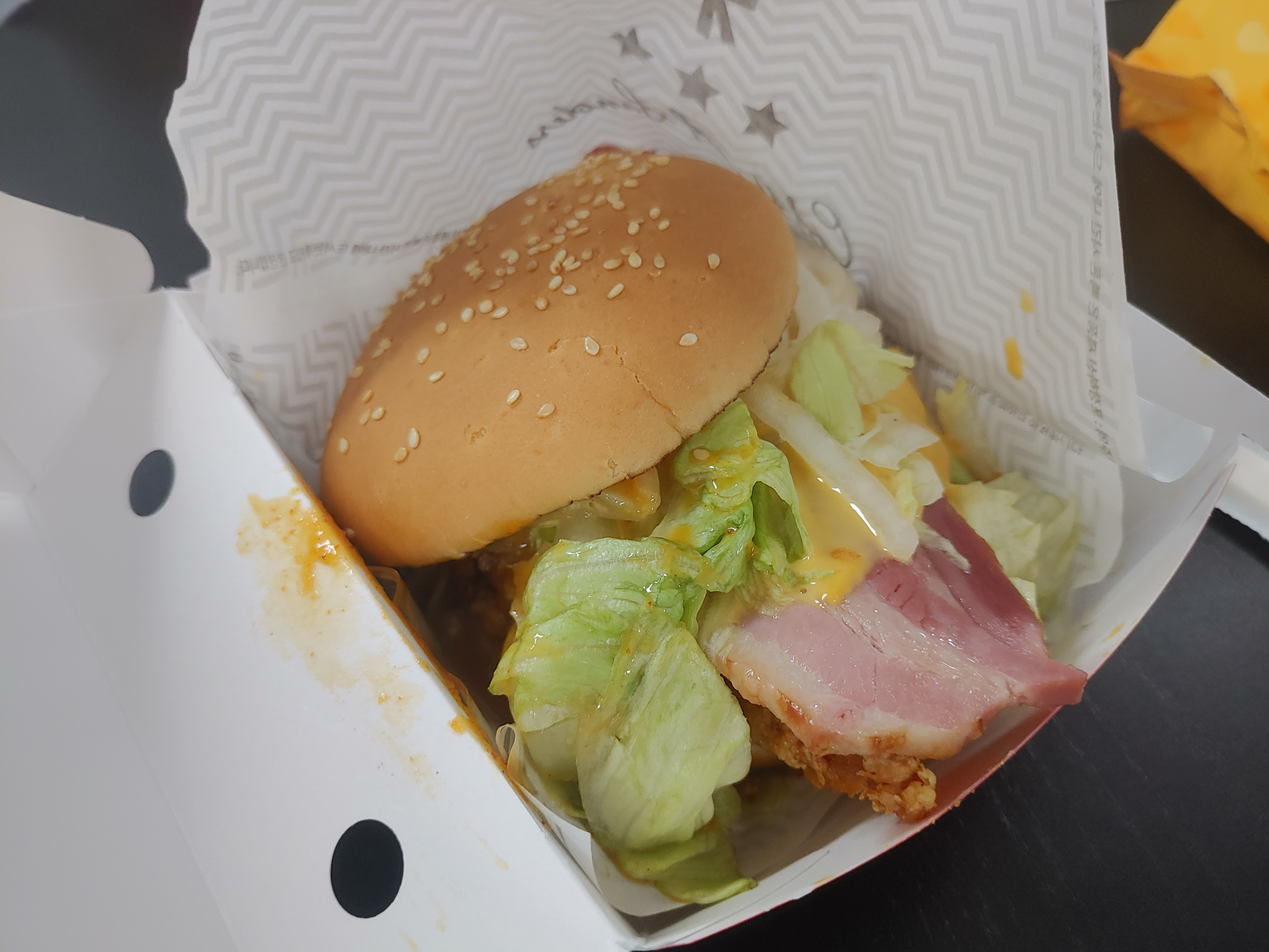 KFC 핫통삼겹베이컨버거 박스 영양정보와 딜리버리 가격 리뷰
