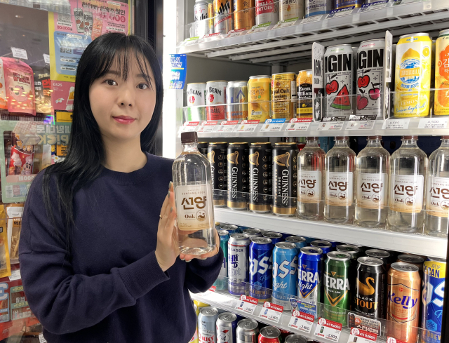 GS25가 2월 27일 선보인 ‘선양오크소주’가 출시 약 한 달 만에 누적 판매량 80만 병을 돌파했다.