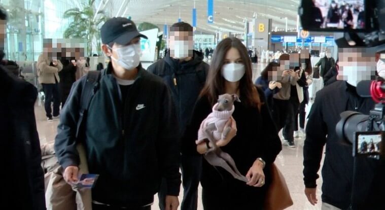 송중기와 케이티 루이스 손더스의 웨딩 사진