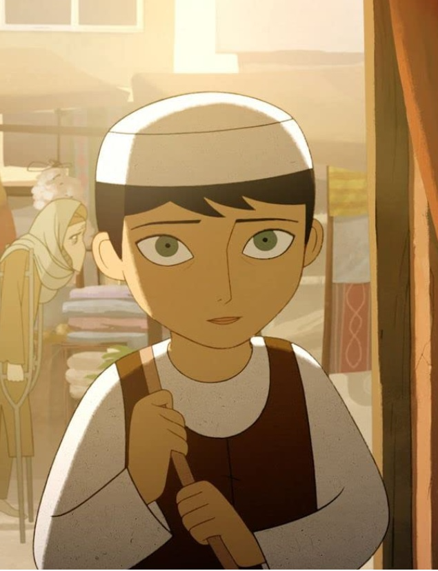 남장을 한 <파르바나: 아프가니스탄의 눈물>의 주인공 파르바나”></span>
    </div><figcaption>파르바나(왼쪽)와 남장한 파르바나(오른쪽) (사진출처: IMDB 대응영상갤러리)</figcaption></figure>
</p>
<h2 style=