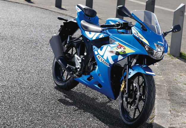 SUZUKI GSX-R125 ABS 오토바이의 정면 사진 파란색 바디가 인상적이다
