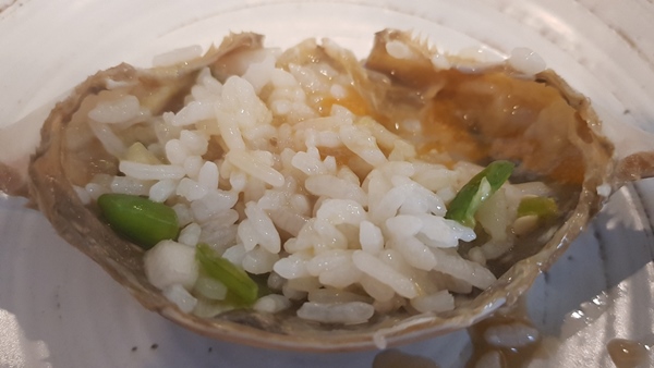 게 껍데기에 밥 한술 비벼서