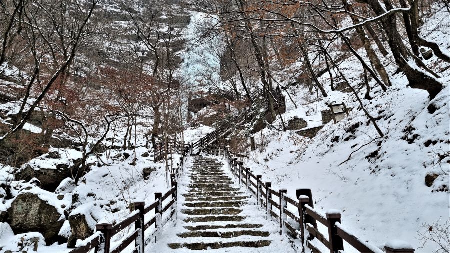 구곡폭포 직전 급한 오르막 돌계단&#44; 데크계단&#44;