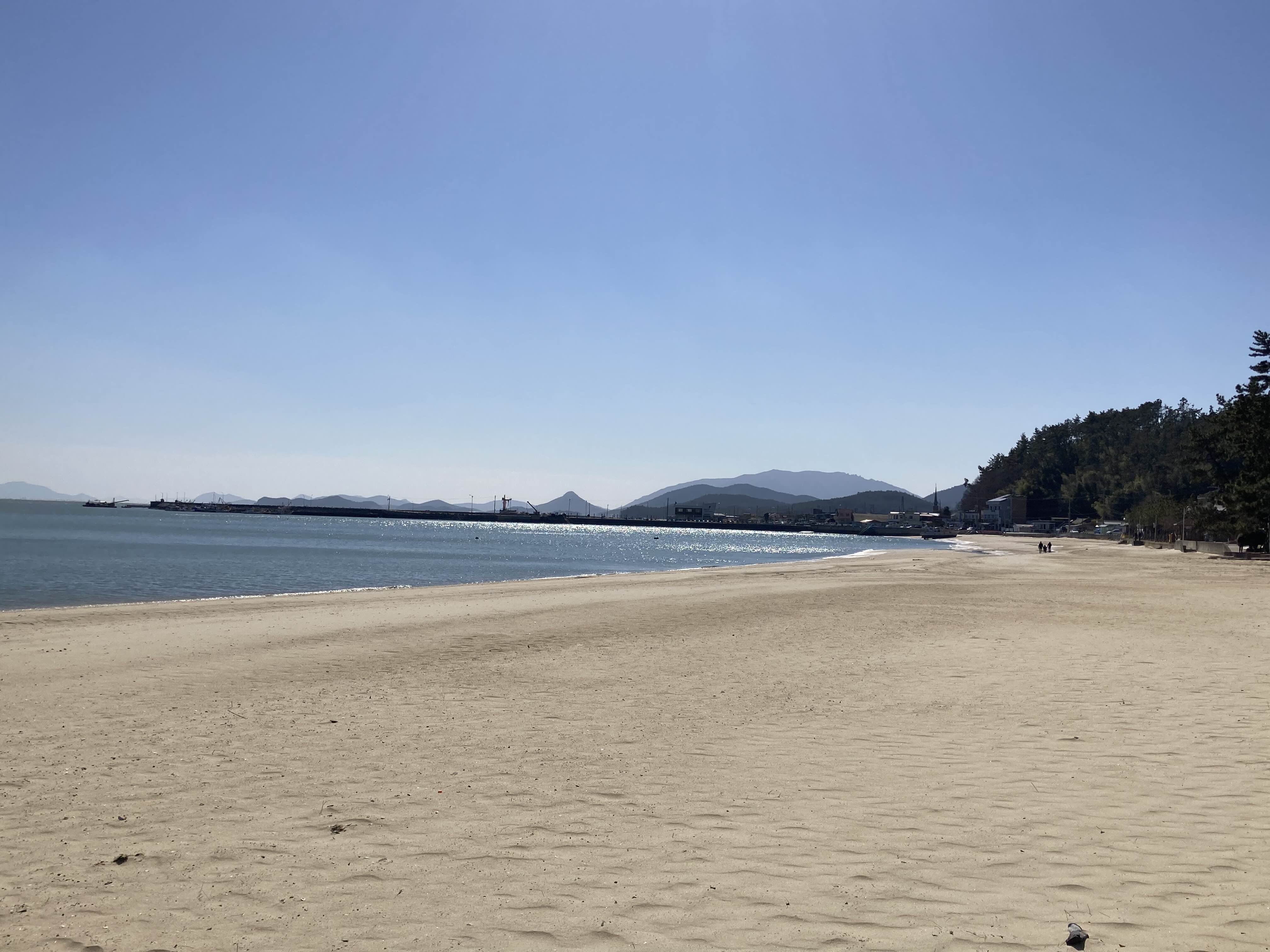 수문 해수욕장 사진입니다.