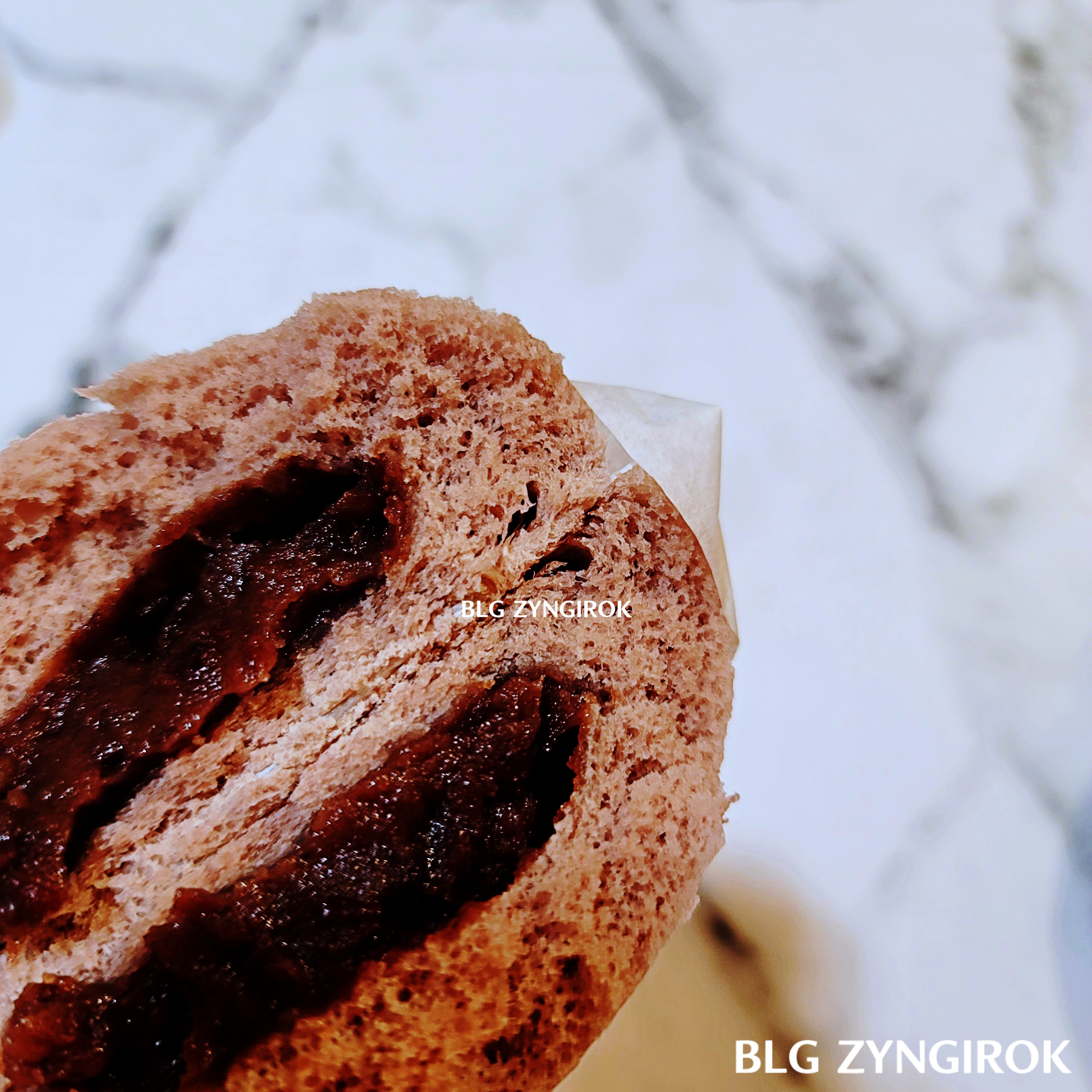 잠만보의 크리미단팥 호빵을 반 가른 모습이다. 갈색 호빵 안에 팥크림이 들어있다.