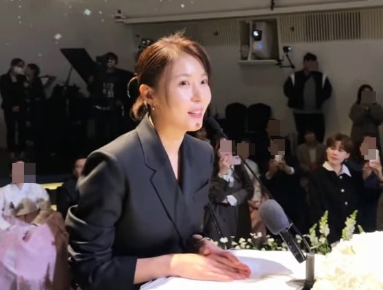 코미디언 정호철·이혜지가 9일 오후 서울 강남 모처에서 결혼식을 올렸다.배우 하지원은 이날 주례를 맡았다. 출처 유튜브 채널 ‘짠한형 신동엽’ 캡처, 중앙일보
